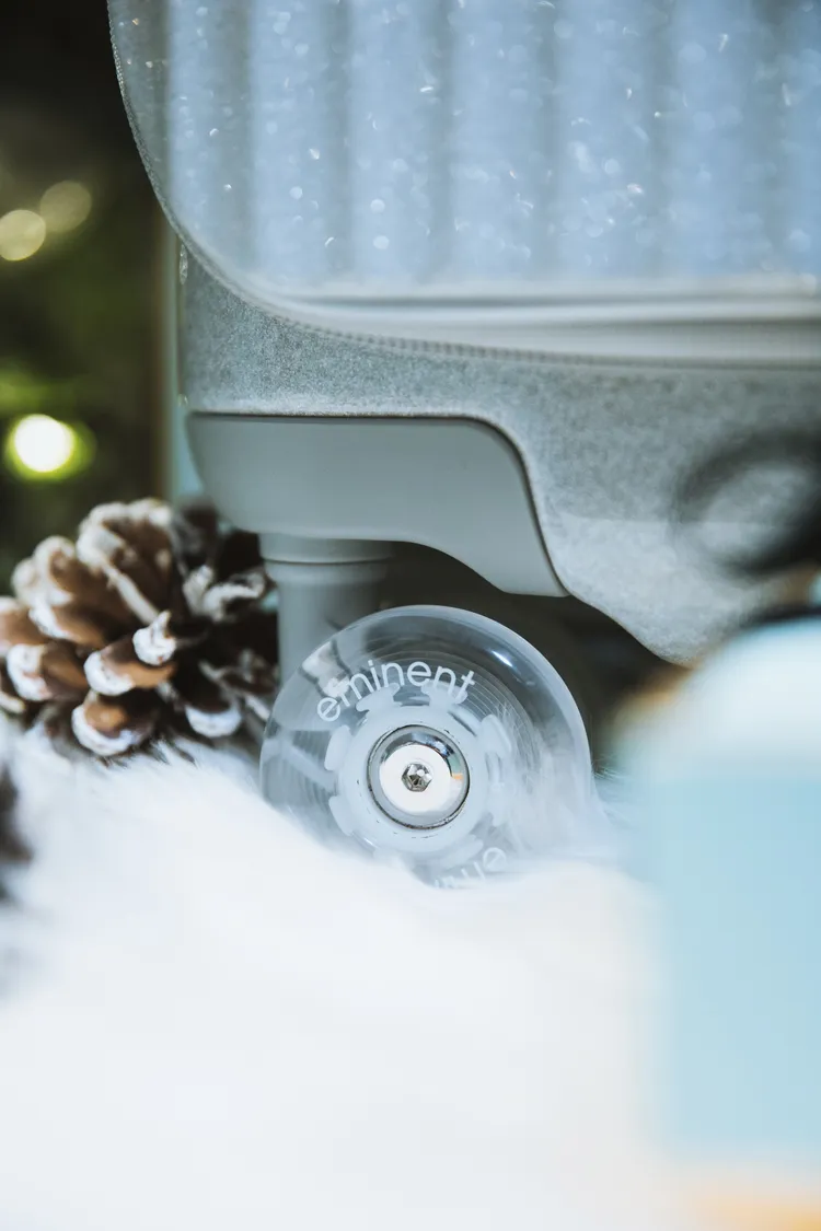 「Twinkle Silver 閃爍銀」箱款特別配置透明溜冰輪。品牌提供