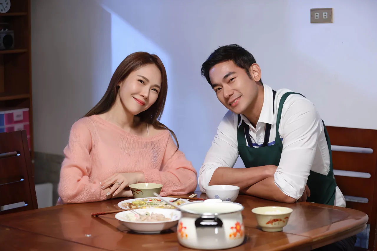 吴申梅（左）感谢MV男主角亮哲助力百万点阅。喜上梅梢娱乐提供