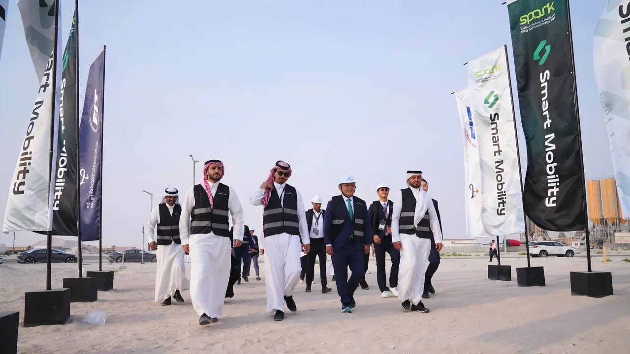 Smart Mobility新厂将于 2026 年第三季完工，完成 SPARK 验证后于第四季投产。鸿海提供