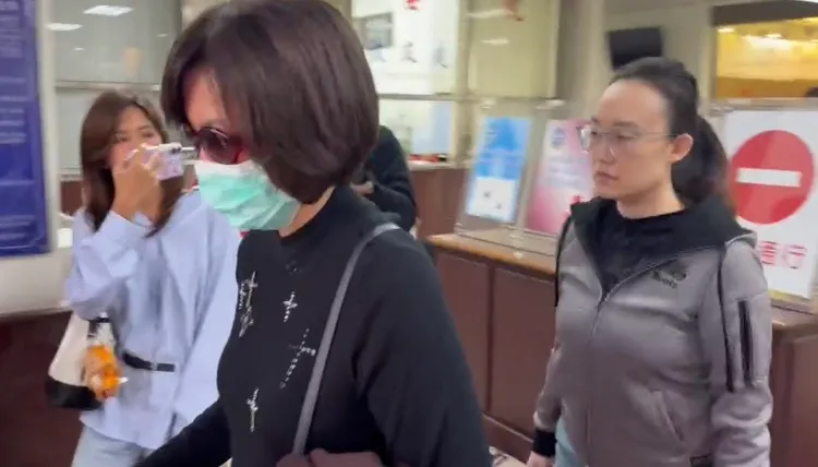 徐巧芯婆婆、刘向婕母亲(左)今天独自到高院为女儿刘向婕(右)办保后，将赶往屏东。张钦摄