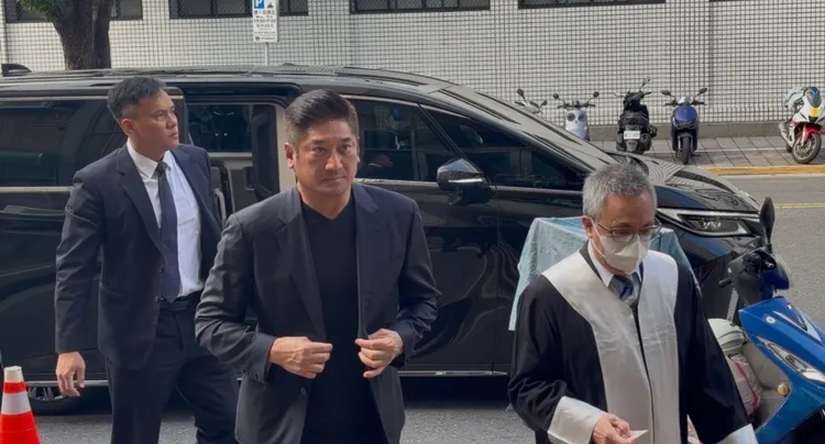 辜仲谅今天到高院为澄清湖案出庭，并说明月底要赴沙乌地阿拉伯首都利雅德开会是由，声请暂时解除限制出境。张钦摄