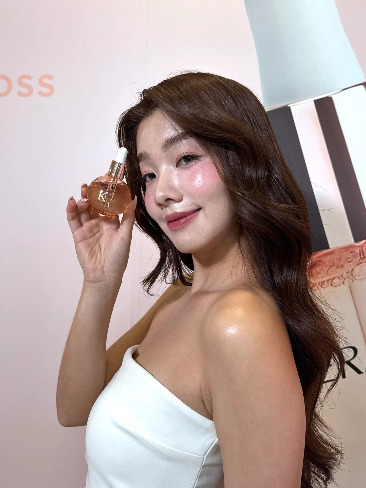 釉光香颂玫瑰护发精油，45ml／1950元。张家玲摄