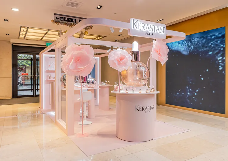 巴黎卡詩在新光三越台北信義新天地A8 1F打造的期間限定快閃空間「釉光女孩俱樂部」。品牌提供