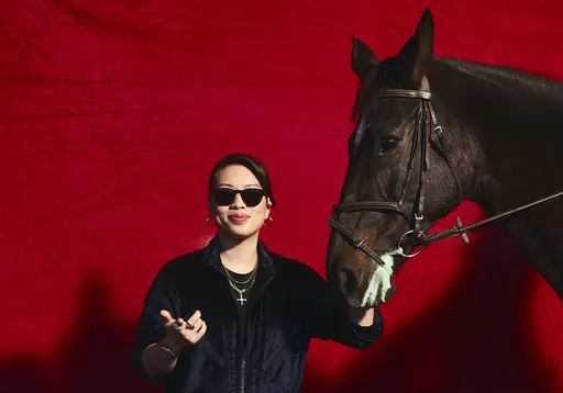 葛仲珊超荒谬！对三匹活马唱饶舌　人畜同框奇异共舞