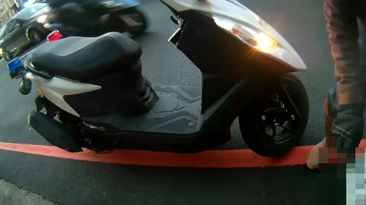 警方因曾姓老翁機車號牌不清將他攔下勸導，意外為他重牽失聯20多年的父女情。民眾提供