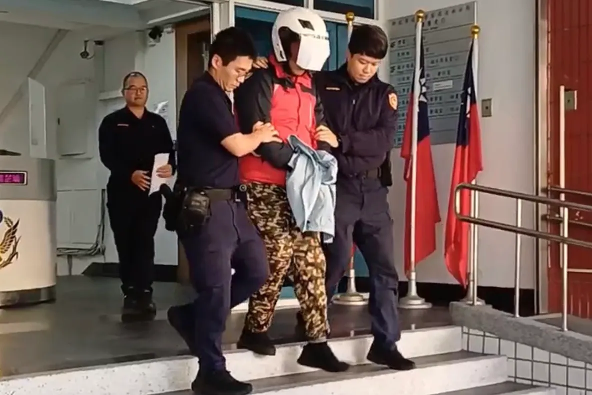 萧男疑似劳资纠纷，在电话中与市府人员起冲突而说出过激言论，警方在其身上未搜出危险物品。翻摄画面