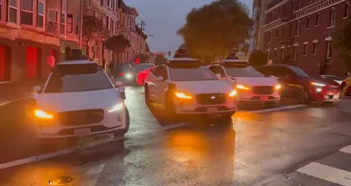 停电全GG！5辆无人计程车卡死路口　马斯克开酸