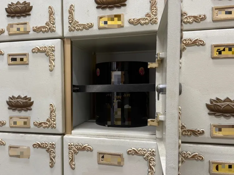 因有加裝防震桿骨灰罐未掉落。台東公所提供