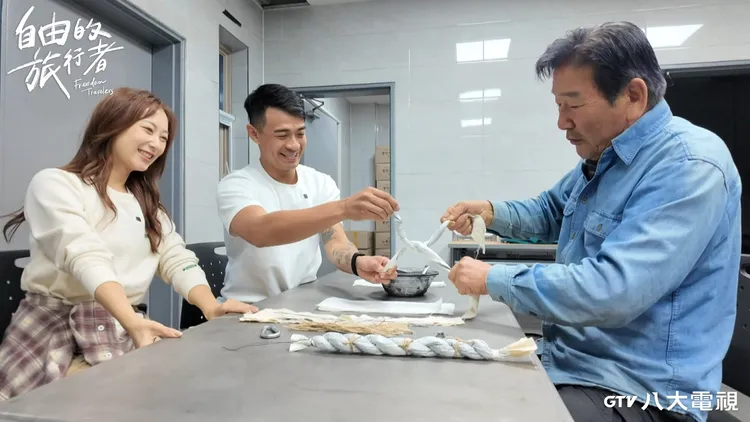 《自由的旅行者》第二季融融（圖中）與咪蕾（圖左）親手製作落火棒。八大電視提供