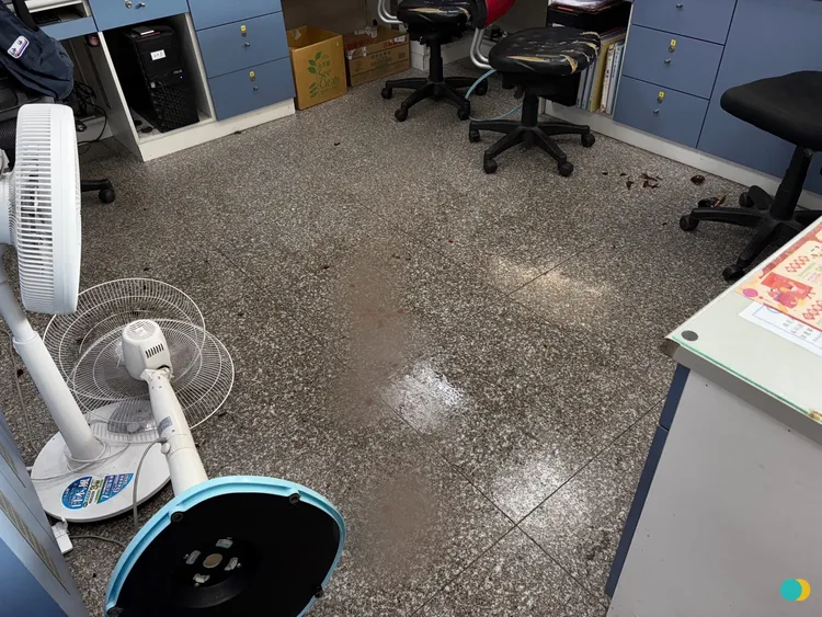 呂男於現場倒出不明物體。翻攝畫面