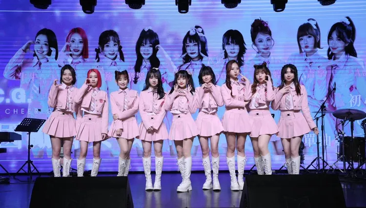 惟婷（右3）在隨機傷人時剛好在現場。紅心字會提供