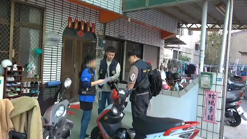 警方持拘票上门逮人时，罗男家人吓了一跳。民众提供