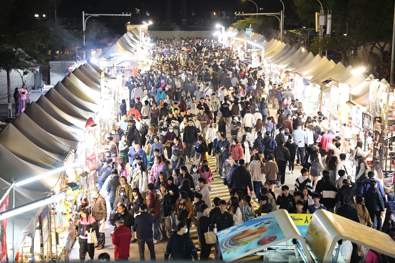 现场美食区人潮爆棚。南市府提供