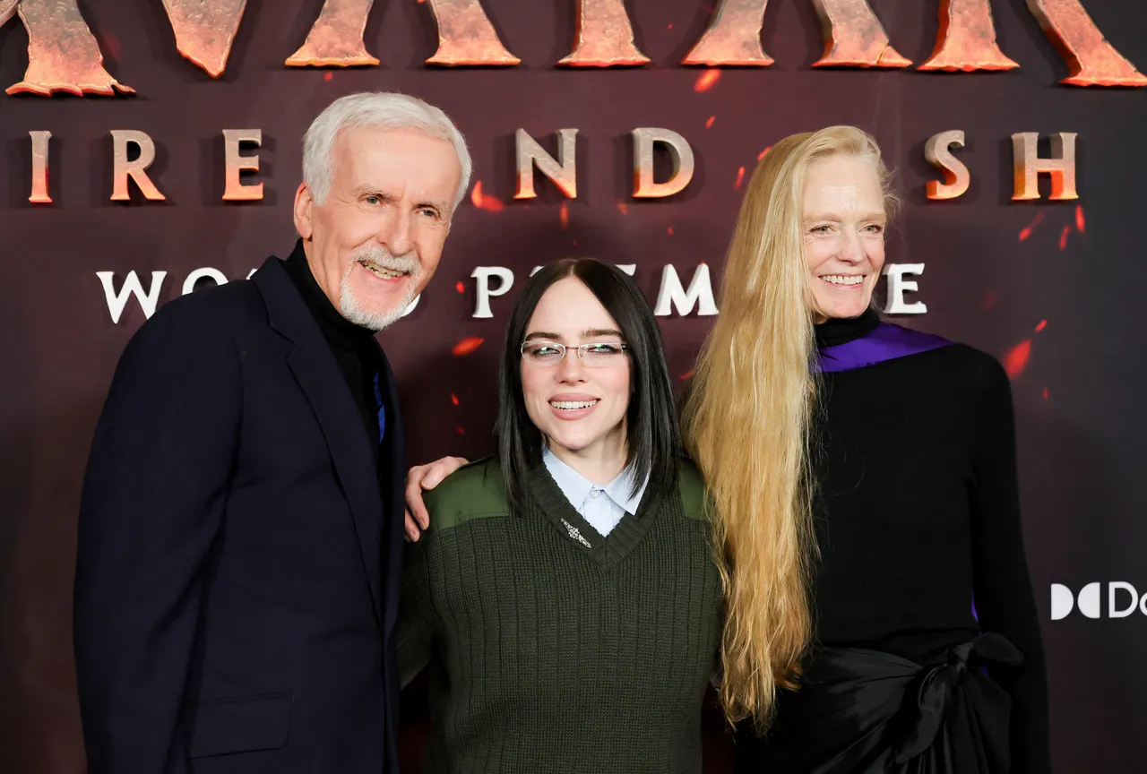 导演卡麦隆（左）夫妇与超级小天后怪奇比莉在红毯合影。路透