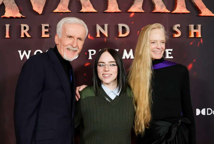 導演卡麥隆（左）夫婦與超級小天后怪奇比莉在紅毯合影。路透