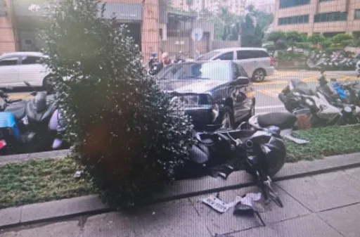 高龄驾驶惹祸！疑把刹车当油门　7旬妇开车撞坏10机车