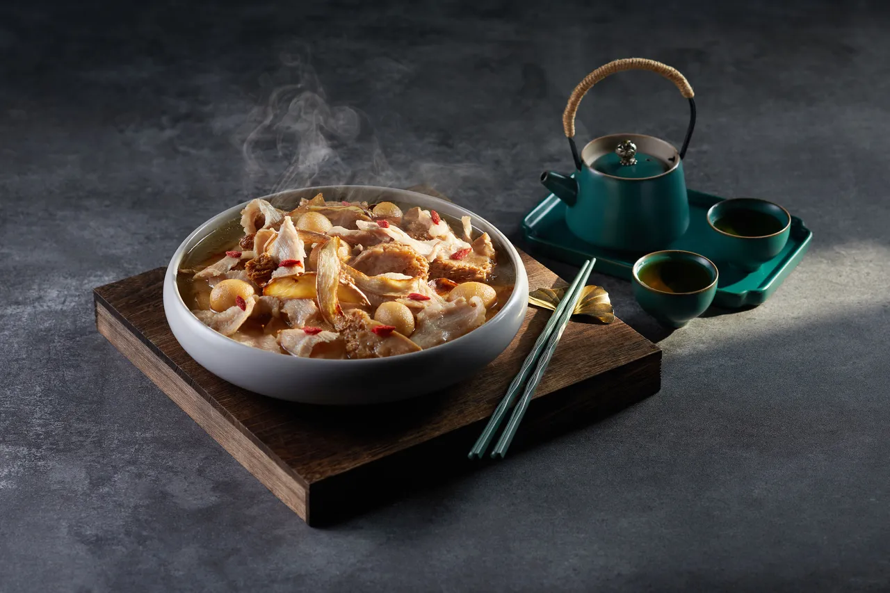 望月楼「麻油松阪猪烩猴头菇」以北港纯黑麻油烩煮松阪猪、猴头菇、炸鹌鹑蛋，香气四溢，馥郁迷人。业者提供