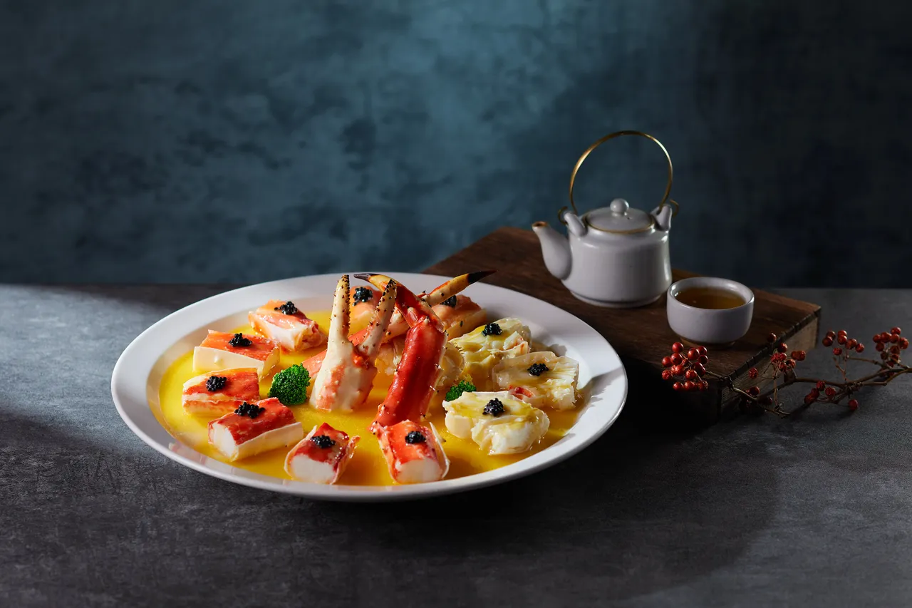 望月楼「金汤芙蓉鱼子酱鳕场蟹腿」以细致金汤衬托鲜甜饱满鳕场蟹腿，奢华诱人。业者提供