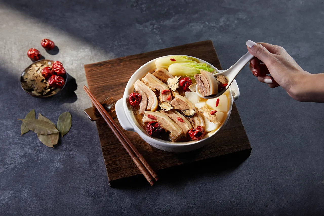 望月楼「当归药膳羊腩煲」交织中药材与羊腩油脂香气，惹味至极。业者提供