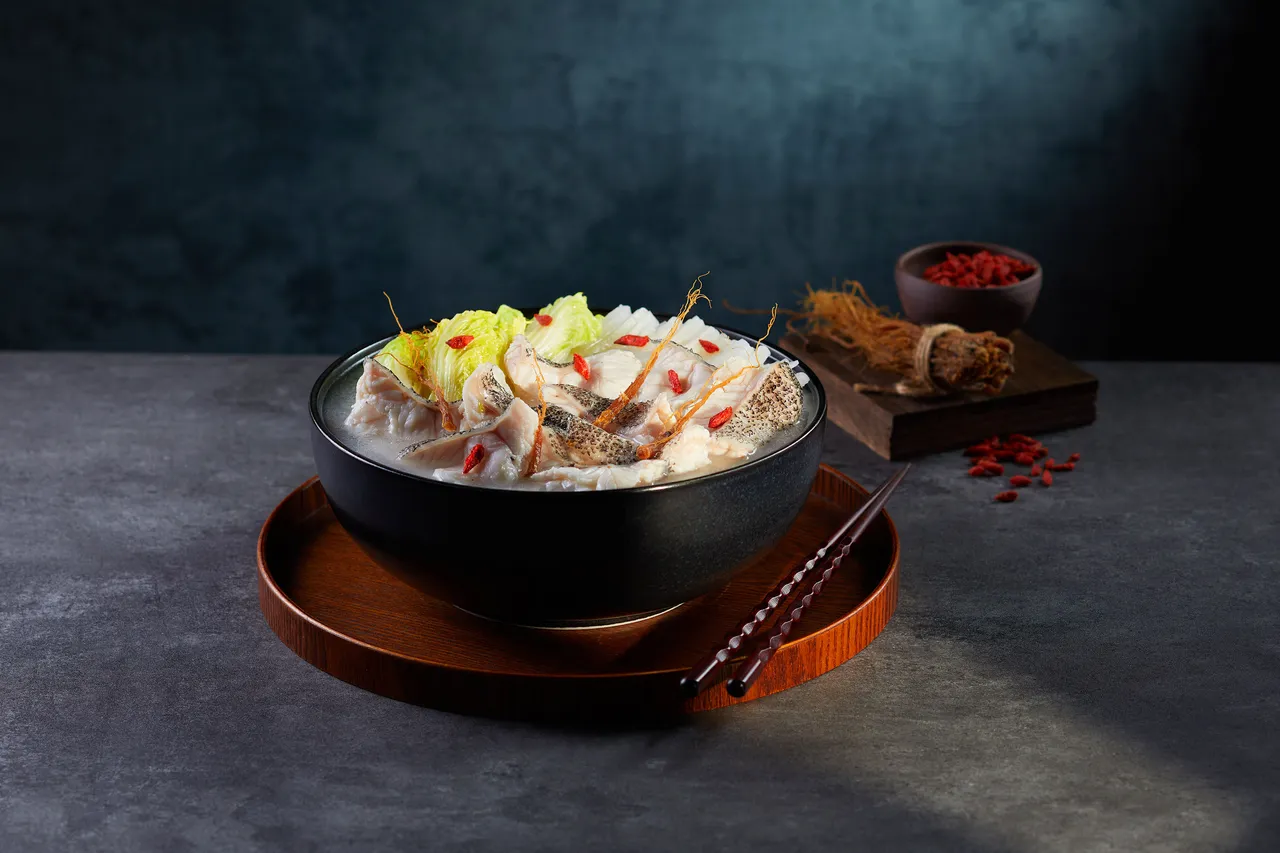 望月楼「红参龙虎斑鱼汤」肉质细嫩爽口，港式浓白鱼汤韵味丰厚却清甜回甘。业者提供