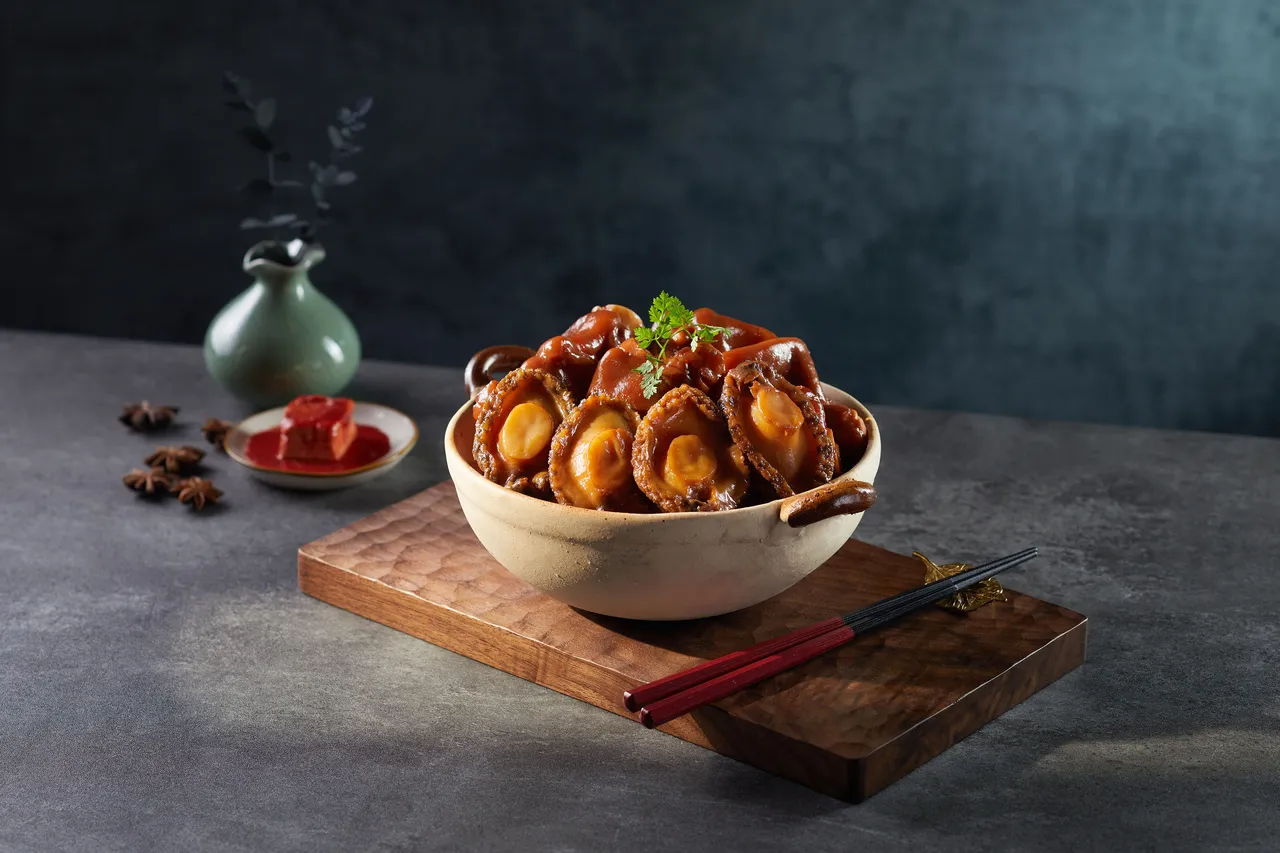 望月楼「南乳贡寮鲍焖猪脚」特选新北在地水产贡寮鲍入菜，呈现丰富胶质与鲜美海味的华丽组合。业者提供