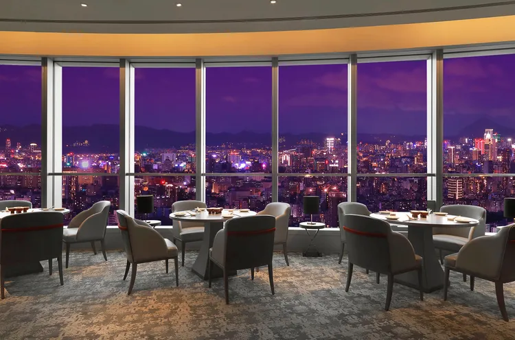 「望月楼」以新派粤菜和造型港点闻名，坐拥高空美景、氛围典雅大器，被饕客评为新北首选粤菜餐厅。业者提供