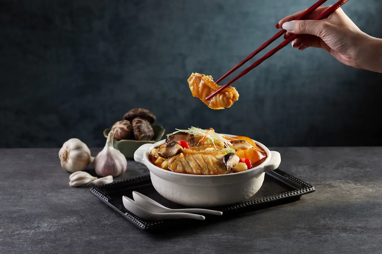 望月楼「龙胆斑片蒜子豆腐煲」选用肉质紧实、皮厚Q弹的龙胆斑片，搭配蒜子与豆腐煲煨入味，香浓不腻。业者提供