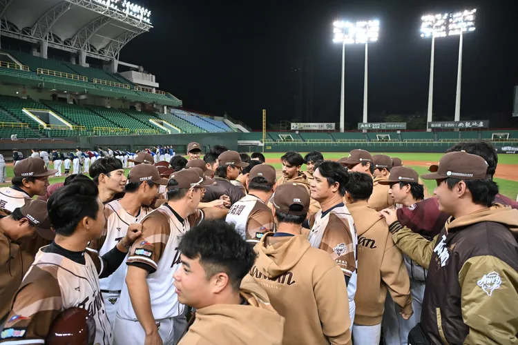 冬季联盟进入最终日，场边球迷却因想窃取球具被报警处理。联盟提供