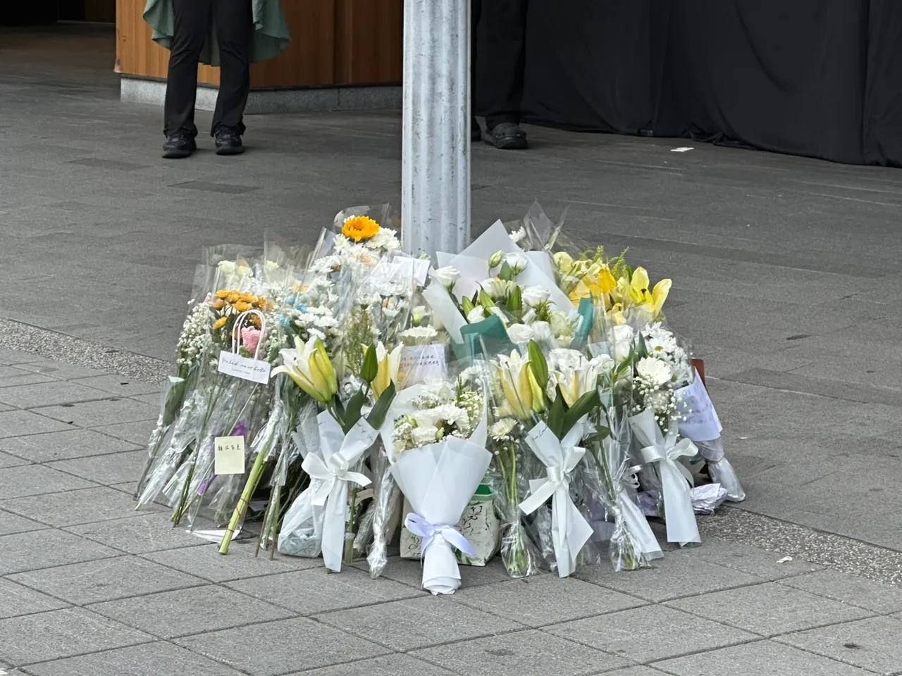 北捷掷弹砍人｜诚品南西摆满花束　民众手写：愿逝者安息、伤者康复