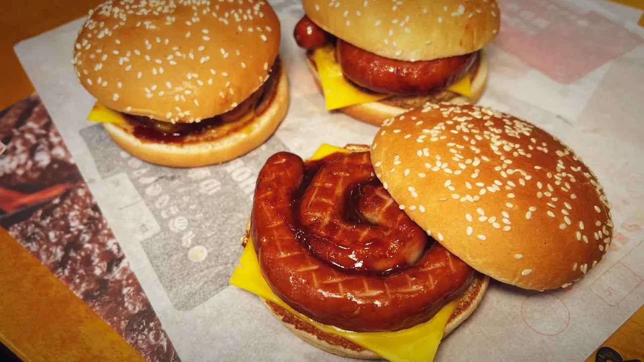 造型特殊的捲捲德腸堡系列，即日起至明年1月5日限定販售。漢堡王提供
