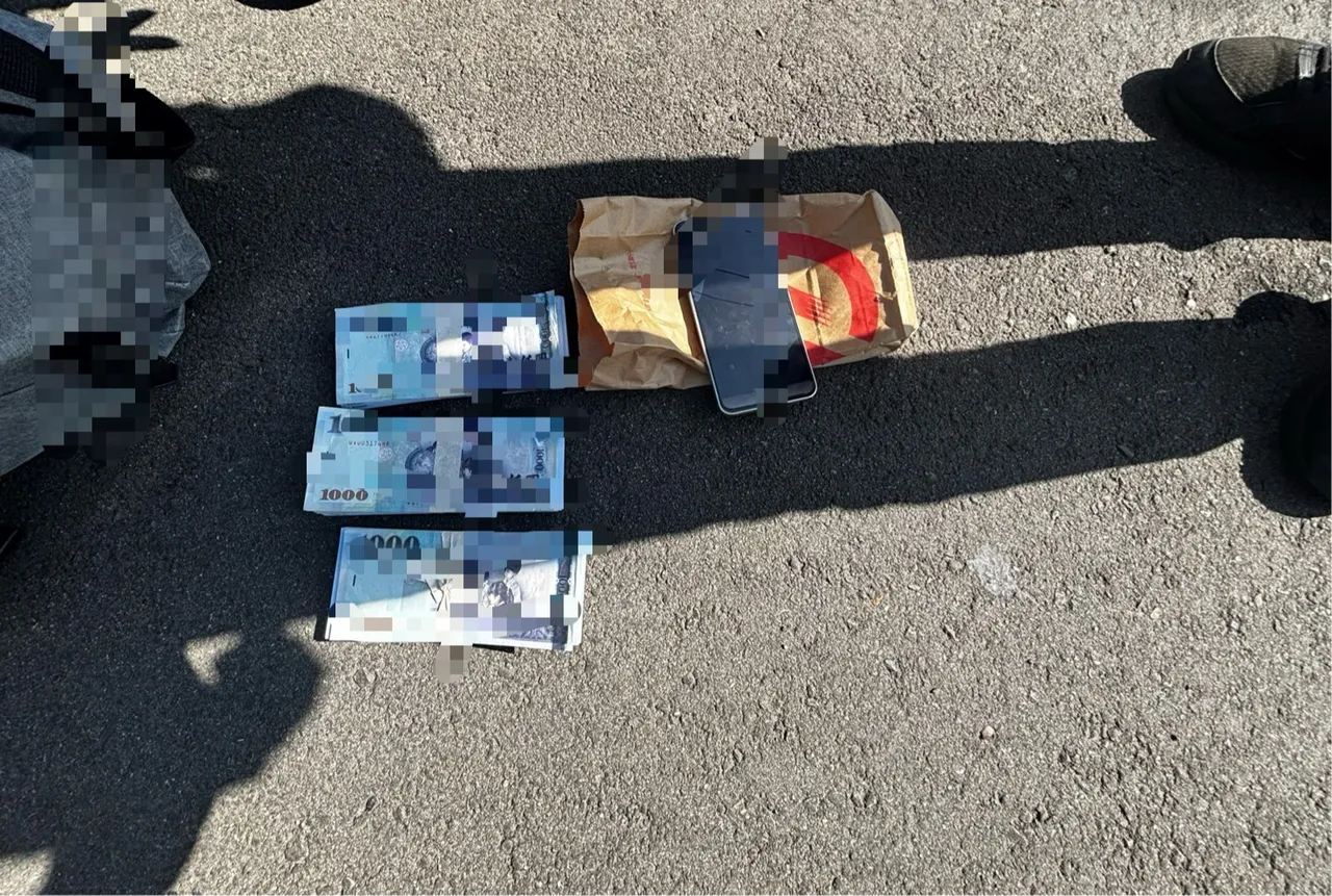 警方逮捕出面取款的邱姓車手，起出贓款等證物。民眾提供