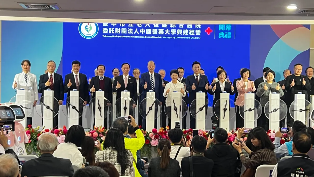 台中市首座市立医院老人复健综合医院昨天正式开幕。鲜明摄