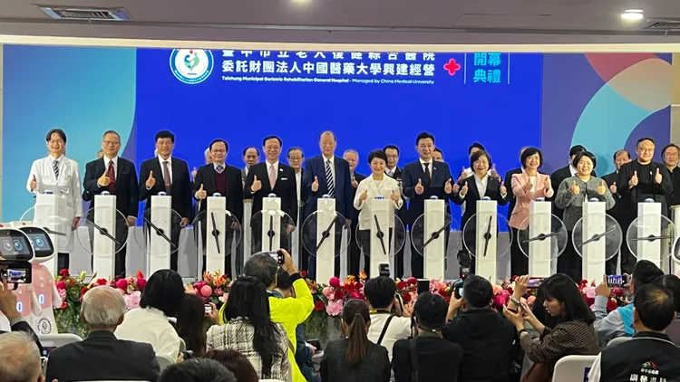台中市首座市立醫院老人復健綜合醫院昨天正式開幕。鮮明攝
