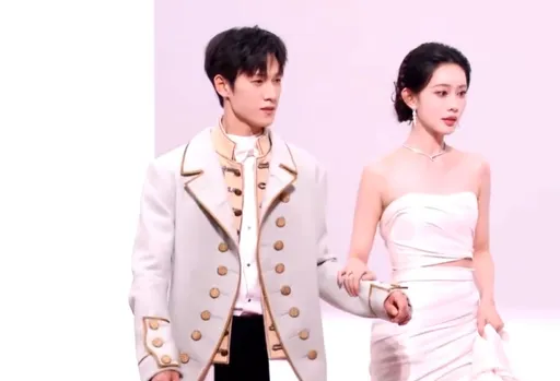 星光大赏｜李昀锐帮孟子义弄裙摆放闪　刘宇宁活像布袋戏宋祖儿被嫌老气