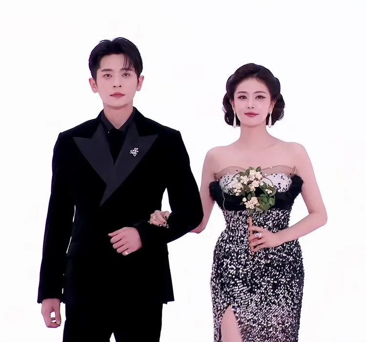 白鹿（右）勾丞磊的臂彎一起現身。翻攝電視劇透社微博