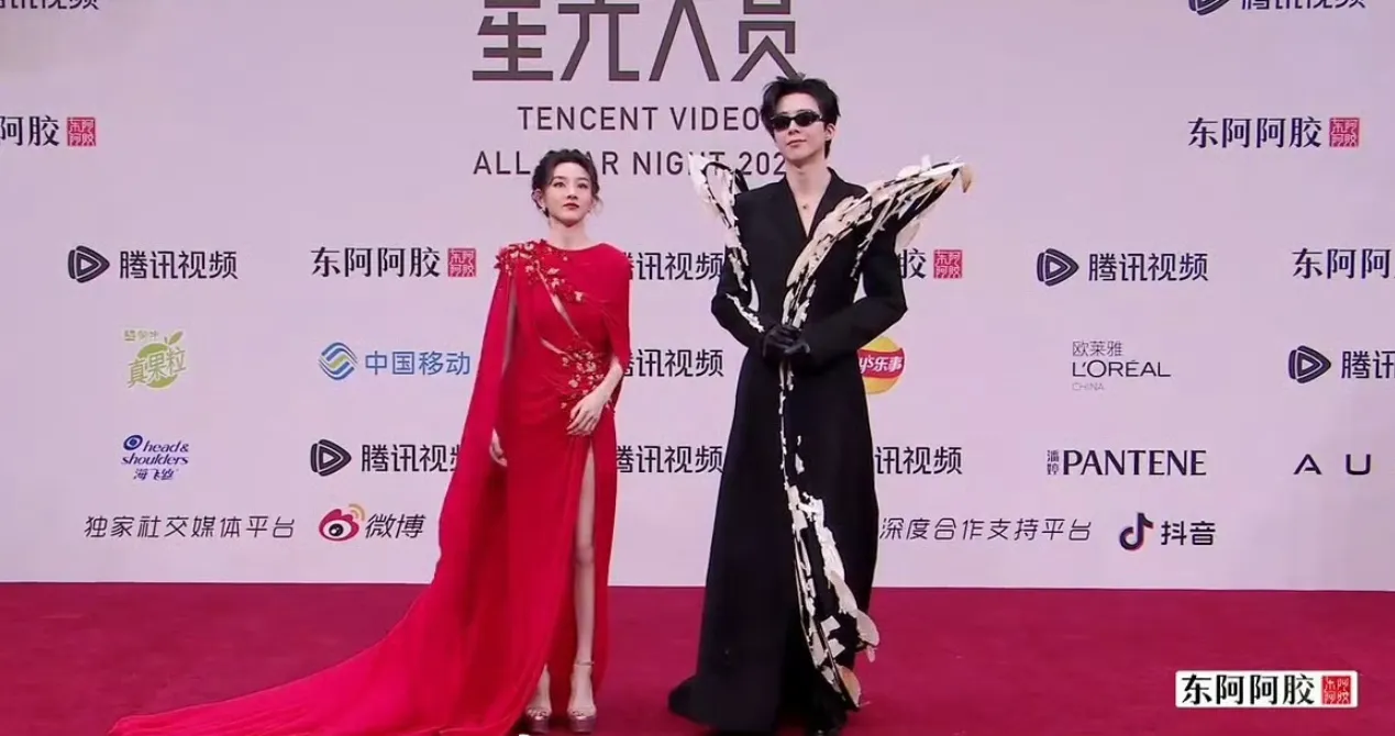 《折腰》CP宋祖儿、刘宇宁一起走红毯。翻摄季节限定sally微博