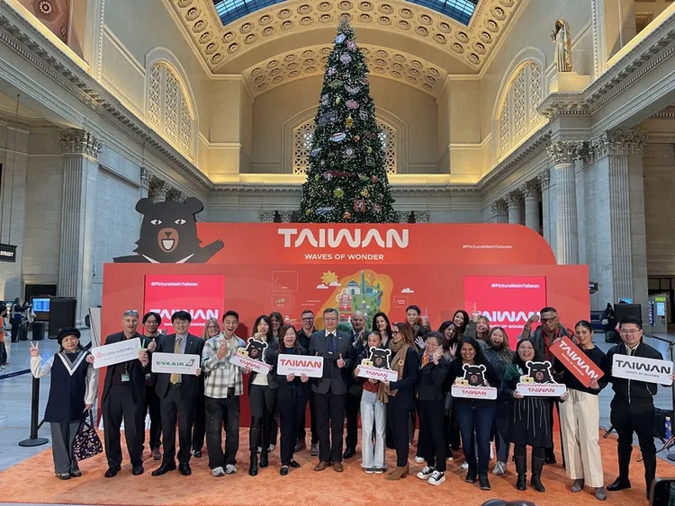 台湾观光宣传活动13日在芝加哥联合车站大厅举行，吸引北美旅客赴台一游。（驻芝加哥办事处提供）中央社
