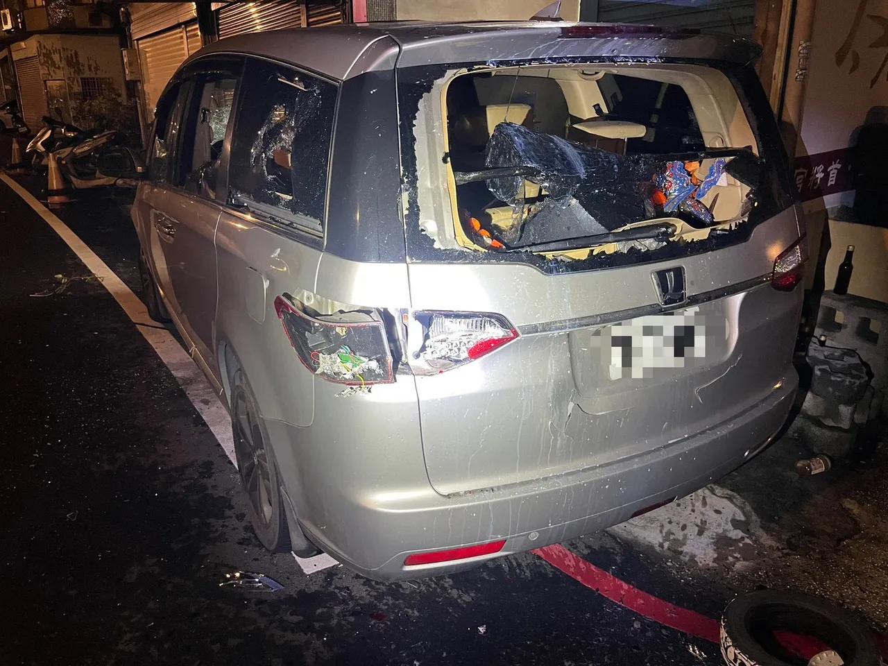 车窗玻璃被砸破。杨梅警分局提供