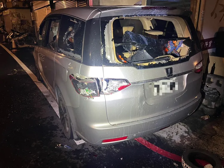 車窗玻璃被砸破。楊梅警分局提供