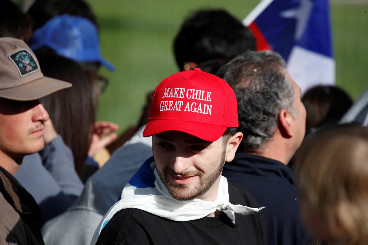 卡斯特的支持者戴著「讓智利再次偉大」的帽子。路透社