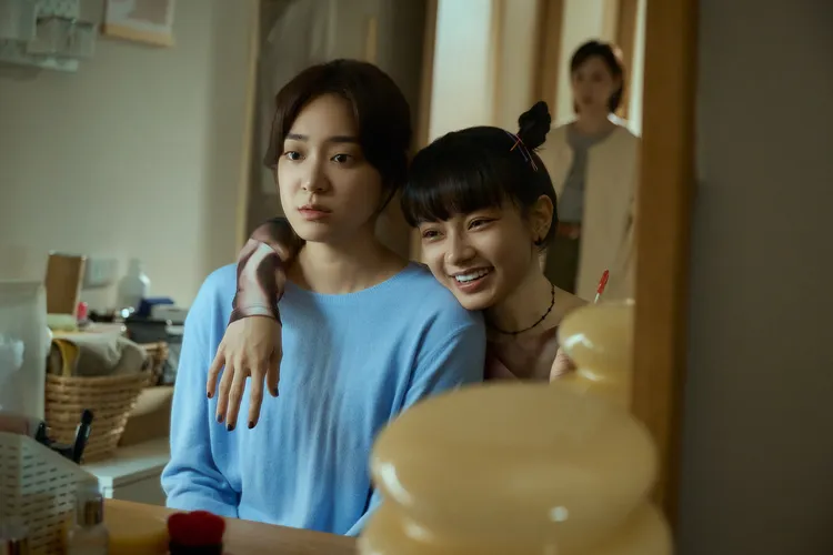 程予希（後）看著女主角分裂出的人格江齊（左）、姚愛寗。Netflix提供