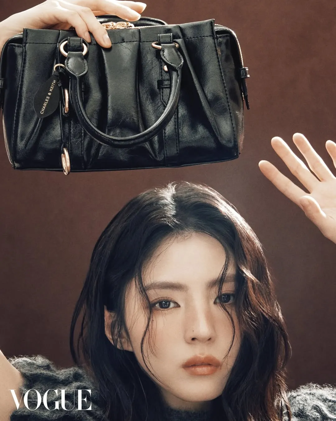 韩韶禧画上精致眼妆展现独有的叛逆酷感与空灵冷艳。翻摄voguehongkong IG