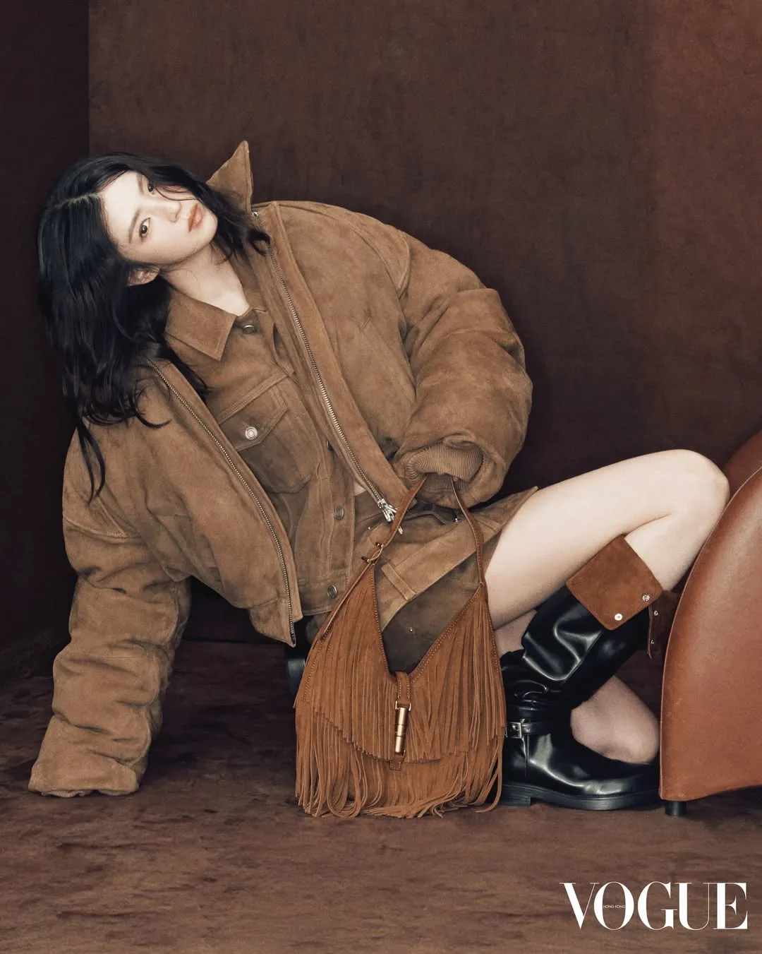韩韶禧以麂皮流苏肩背包搭配气场十足的过膝皮革长靴。翻摄voguehongkong IG