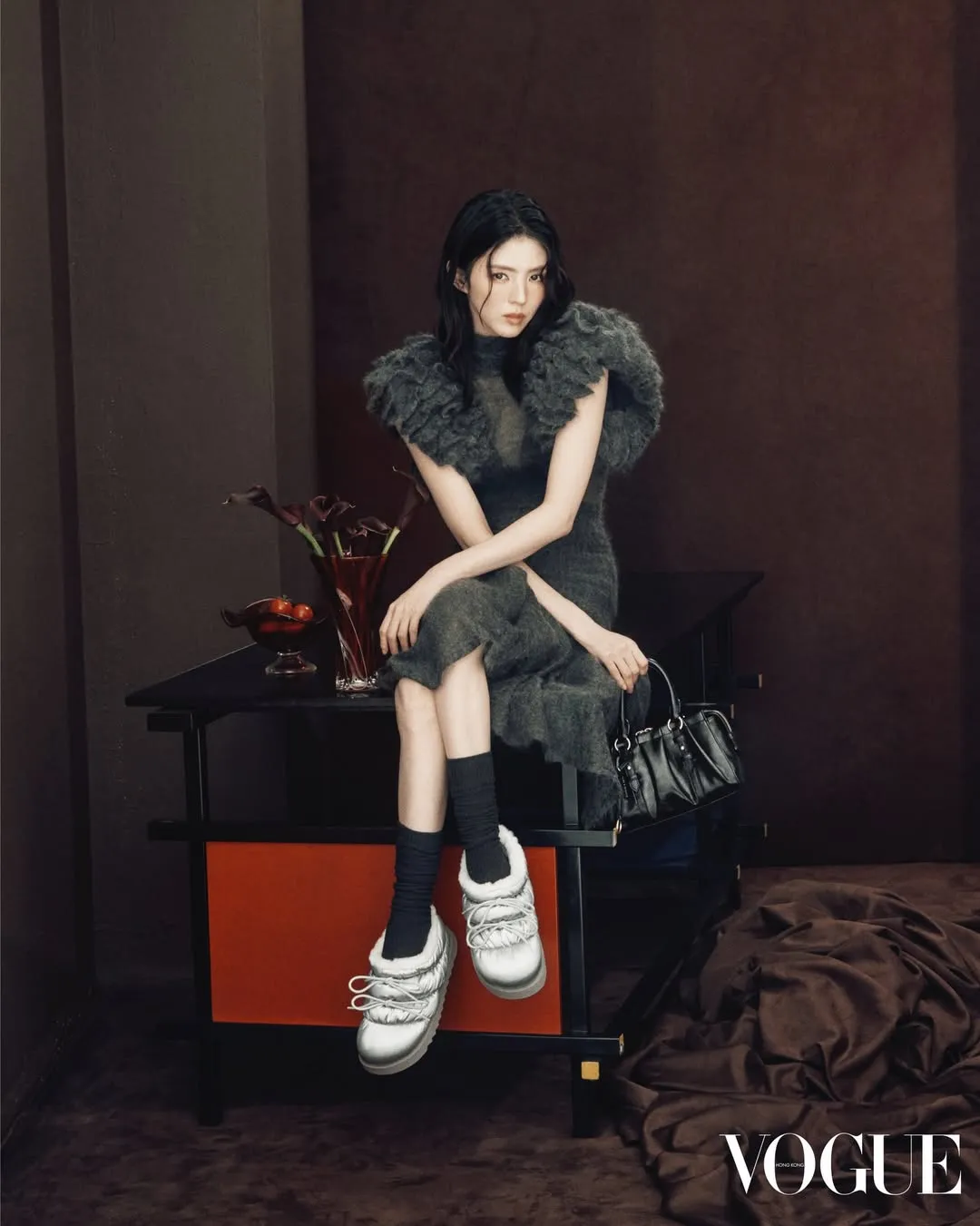 灰色洋装与银色雪靴的搭配，即便在日常生活也能轻松驾驭。翻摄voguehongkong IG