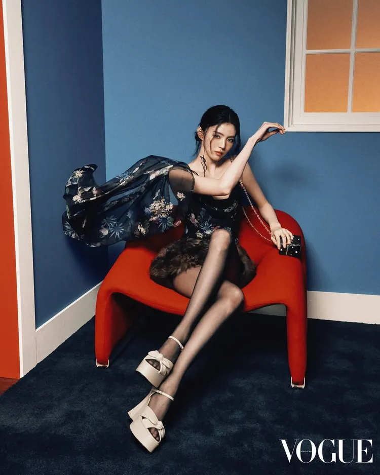 韓韶禧以浪漫雪紡花卉洋裝搭配黑絲襪，展現出微微撩人的性感視覺。翻攝voguehongkong IG