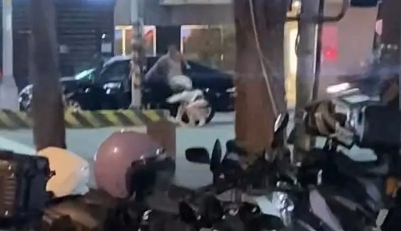 邱男狠踹江女。翻摄Threads