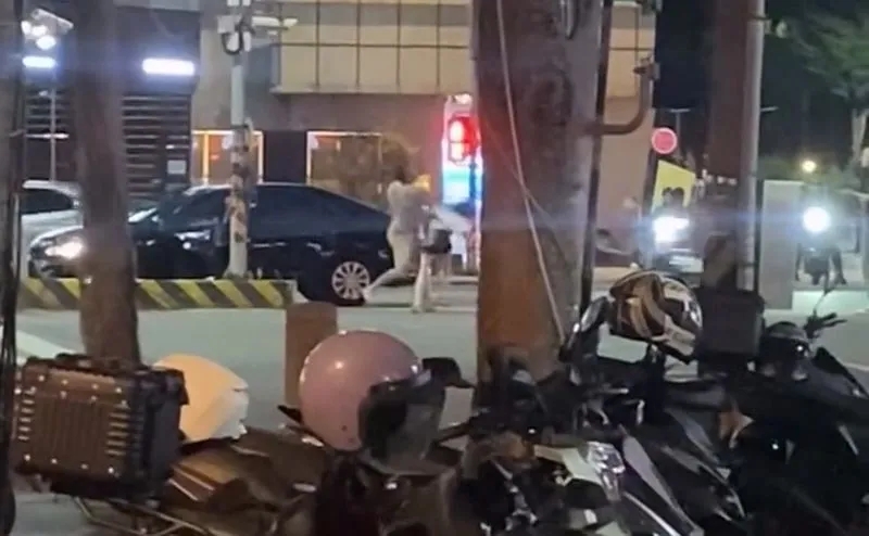 邱男朝江女脸部痛击。翻摄Threads