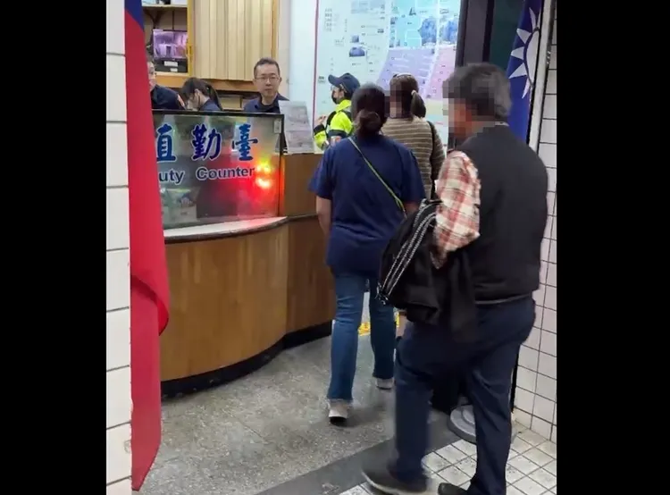 張男的父母以及受害者家屬晚間到派出所做筆錄。彭欣偉攝