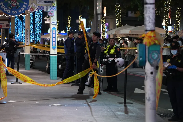 北捷今晚發生丟擲煙霧彈、持刀砍人案，警方在現場接起封鎖線。彭欣偉攝