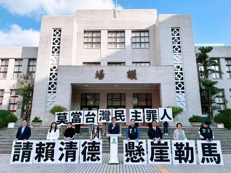民眾黨團「守護台灣民主憲政　拒絕綠色獨裁體制」記者會，立委黃國昌、張啓楷、陳昭姿、林國成、黃珊珊、林憶君、劉書彬出席。翻攝自黃珊珊臉書